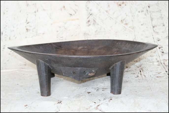19th century Fijian kava bowl, Fijian ceremonial kava dish, Fijian antique, Fijian artifact, 19th century fijian artifact, Polynesian tribal art antiques and weapons gallery, Oceanic tribal art antiques and weapons gallery, ethnographic tribal art antiques and weapons gallery, 19ème siècle Fidji massue de guerre, looking to buy Fijian tribal antiques art and weapons, buying Fijian antiques, buying Fijian clubs artifacts and weapons, buying Fijian antiques