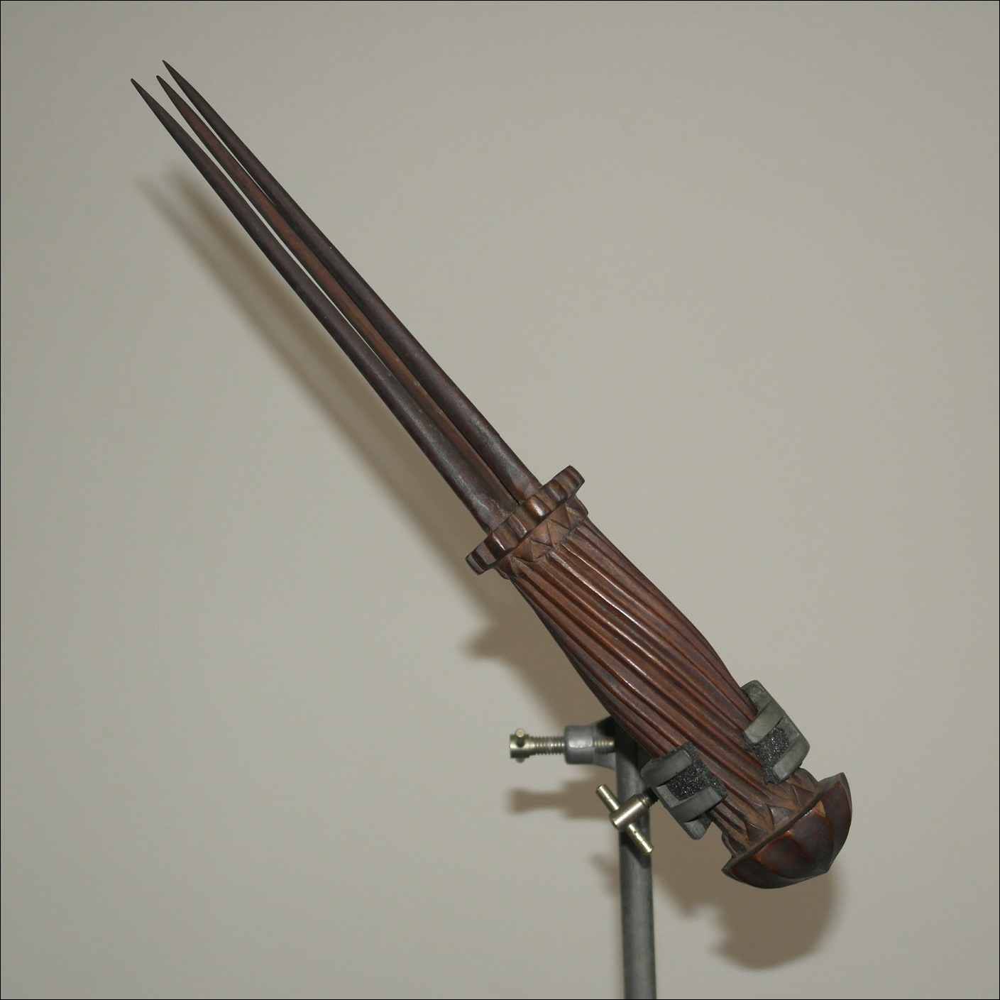 Early Fijian fork cula ni bokola, 18th century Fijian cannibal fork, Fijian antique, Fijian artifact, 19th century fijian artifact, Polynesian tribal art antiques and weapons gallery, Oceanic tribal art antiques and weapons gallery, ethnographic tribal art antiques and weapons gallery, 19ème siècle Fidji massue de guerre, looking to buy Fijian tribal antiques art and weapons, buying Fijian antiques, buying Fijian clubs artifacts and weapons, buying Fijian antiques