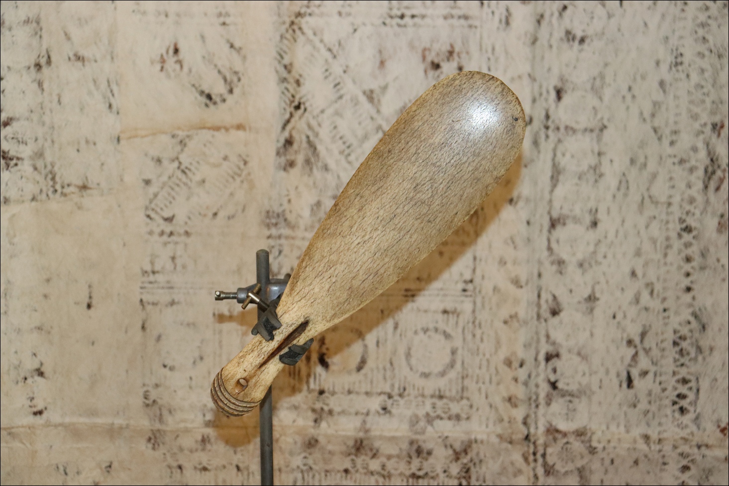 19th century Maori whalebone patu paraoa, 19th century Maori hand club patu, Maori whalebone club, Maori weapon, antique Maori whalebone patu paraoa, Maori artifact, Maori war club, antique Maori club, Oceanic tribal art antiques and weapons gallery, Polynesian tribal art antiques and weapons gallery, ethnographic tribal art antiques and weapons gallery, Maori war club, 19ème siècle Maoris massue de guerre, looking to buy tribal antiques art and weapons, buying Maori antiques, buying Maori clubs and artifacts