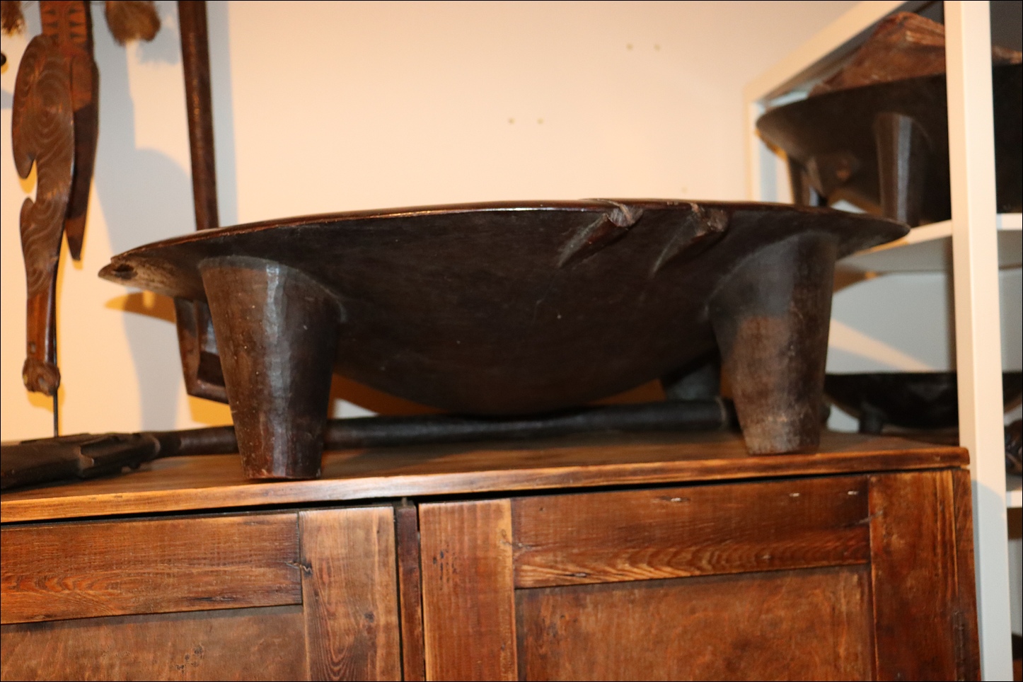 19th century Fijian kava bowl tanoa, Fijian ceremonial kava dish, Fijian antique, Fijian artifact, 19th century fijian artifact, Polynesian tribal art antiques and weapons gallery, Oceanic tribal art antiques and weapons gallery, ethnographic tribal art antiques and weapons gallery, 19ème siècle Fidji massue de guerre, looking to buy Fijian tribal antiques art and weapons, buying Fijian antiques, buying Fijian clubs artifacts and weapons, buying Fijian antiques