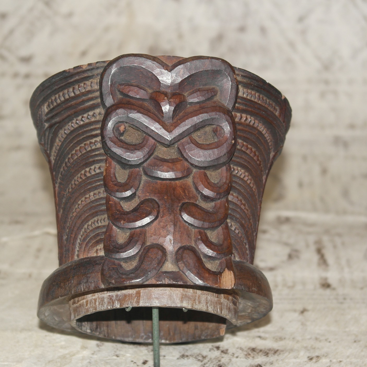 19th century Maori gourd collar tuki, 19th century maori carving, 19th century Maori antique, 19th century Maori artifact, 19th century Maori gourd mouth piece, antuque maori, maori artifact, polynesian tribal art antiques and weapons gallery, oceanic tribal art antiques and weapons gallery, ethnographic tribal art antiques and weapons gallery, 19ème siècle Maoris massue de guerre