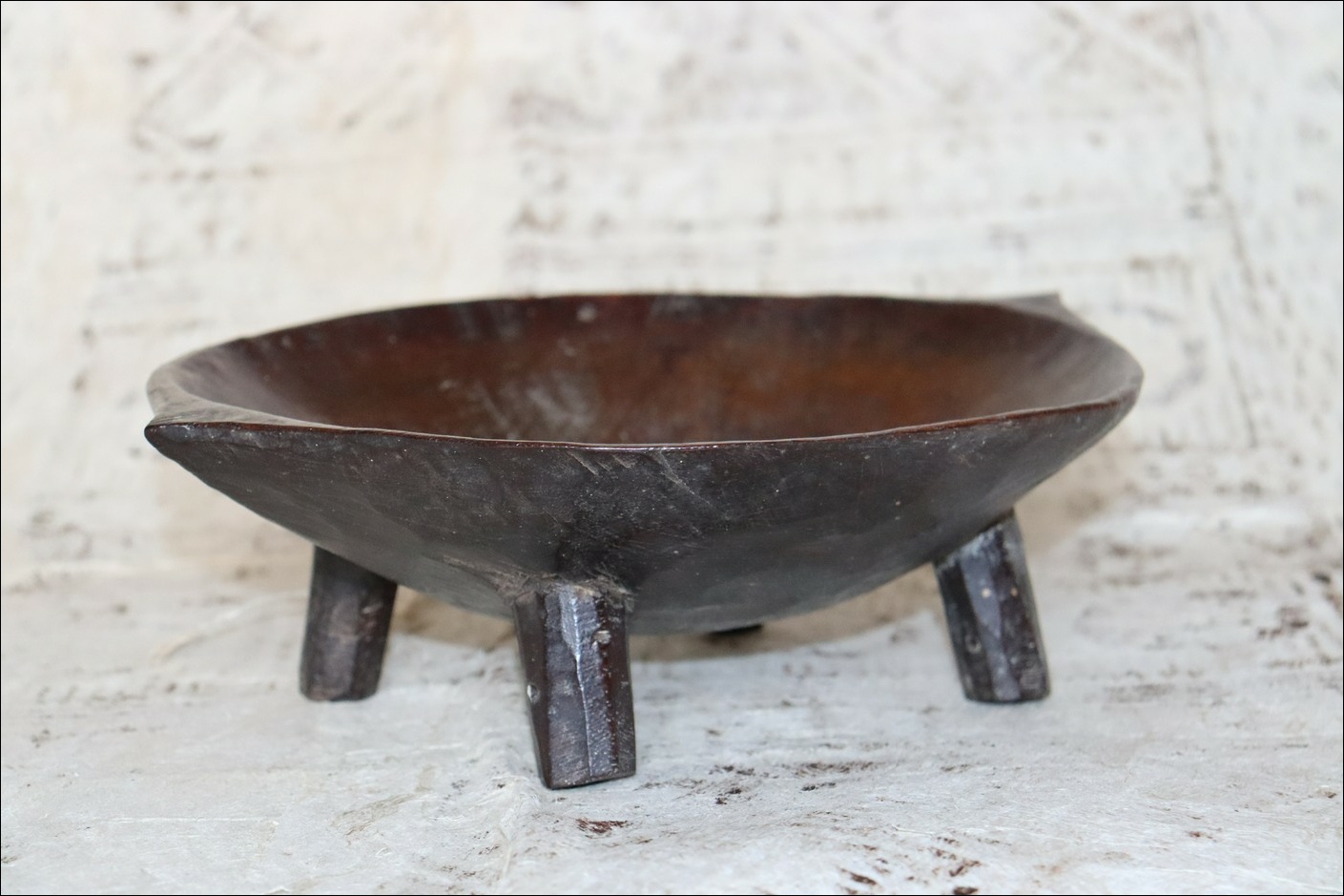 19th century Fijian kava bowl, Fijian ceremonial kava dish, Fijian antique, Fijian artifact, 19th century fijian artifact, Polynesian tribal art antiques and weapons gallery, Oceanic tribal art antiques and weapons gallery, ethnographic tribal art antiques and weapons gallery, 19ème siècle Fidji massue de guerre, looking to buy Fijian tribal antiques art and weapons, buying Fijian antiques, buying Fijian clubs artifacts and weapons, buying Fijian antiques
