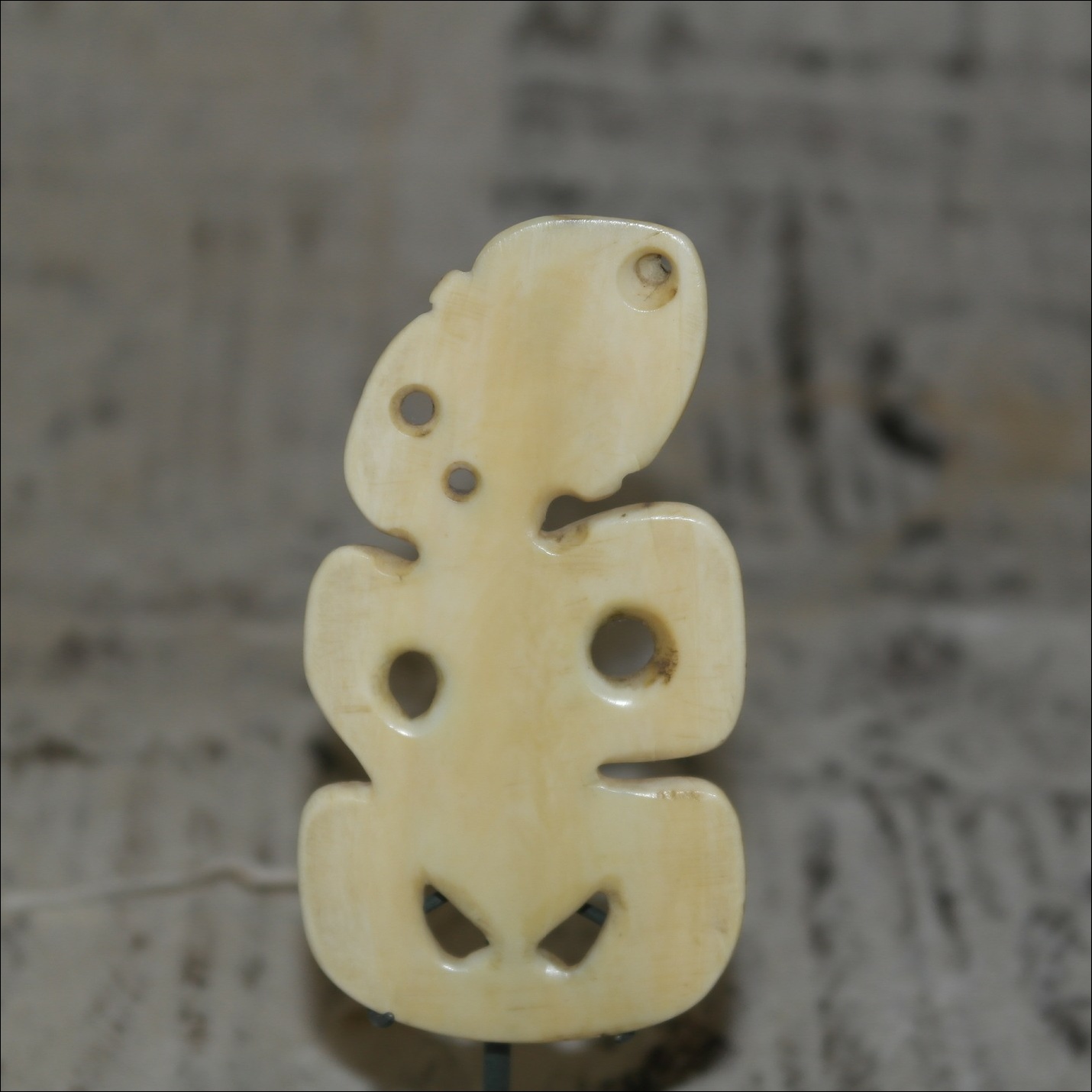 19th century Maori bone hei tiki, antique maori pendant, maori antique, maori antique, antique maori bone pendant, maori artifact, 19th century maori tiki, hei tiki, antuque maori, maori artifact, maori club, polynesian tribal art antiques and weapons gallery, oceanic tribal art antiques and weapons gallery, ethnographic tribal art antiques and weapons gallery, 19ème siècle Maoris massue de guerre, looking to buy tribal antiques art and weapons, buying Maori antiques, buying Maori clubs, artifacts and weapons, buying Maori antiques, buying Maori clubs and artifacts