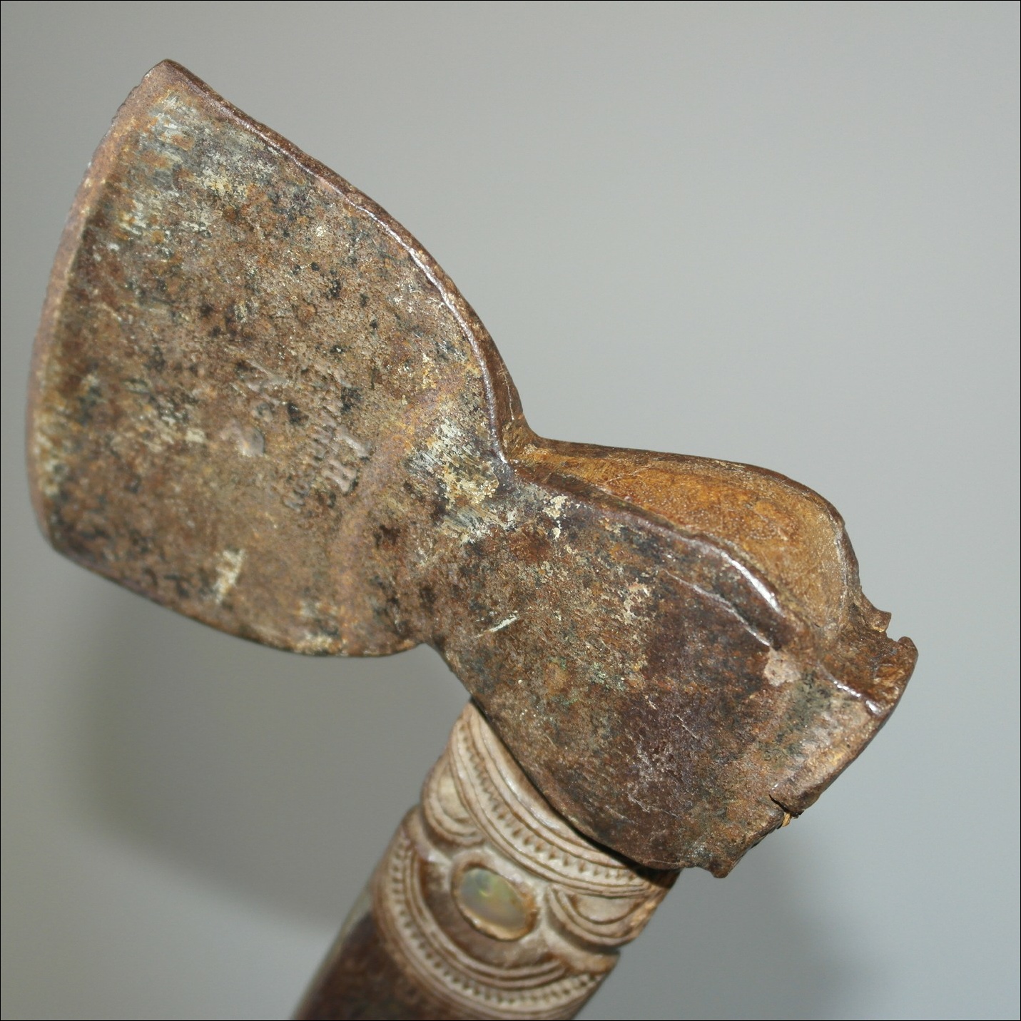 19th century Maori Toki Kakauroa, 19th century Maori battle axe, 19th century Maori weapon, Maori antique, Maori artifact, 19th century maori carving, 19th century Maori antique, 19th century Maori artifact, polynesian tribal art antiques and weapons gallery, oceanic tribal art antiques and weapons gallery, ethnographic tribal art antiques and weapons gallery, 19ème siècle Maoris massue de guerre, looking to buy tribal antiques art and weapons, buying Maori antiques, buying Maori clubs, artifacts and weapons, buying Maori antiques, buying Maori clubs and artifacts