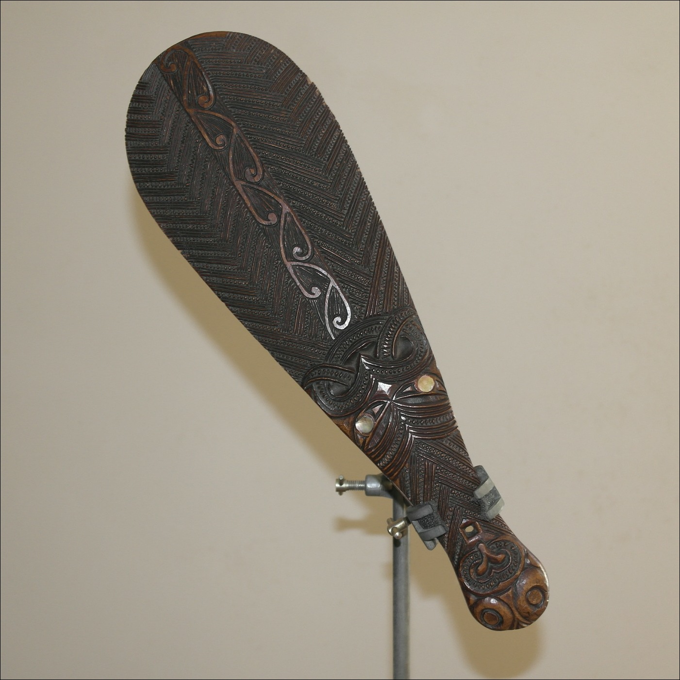 19th century patu hand club, 19th century Maori weapon, Maori antique club, Maori artifact, Polynesian weapons and antiques gallery, Oceanic art antiques and weapons, Maori war club, 19ème siècle Maoris massue de guerre, looking to buy tribal antiques art and weapons, buying Maori antiques, buying Maori clubs artifacts and weapons, buying Maori antiques, buying Maori clubs and artifacts