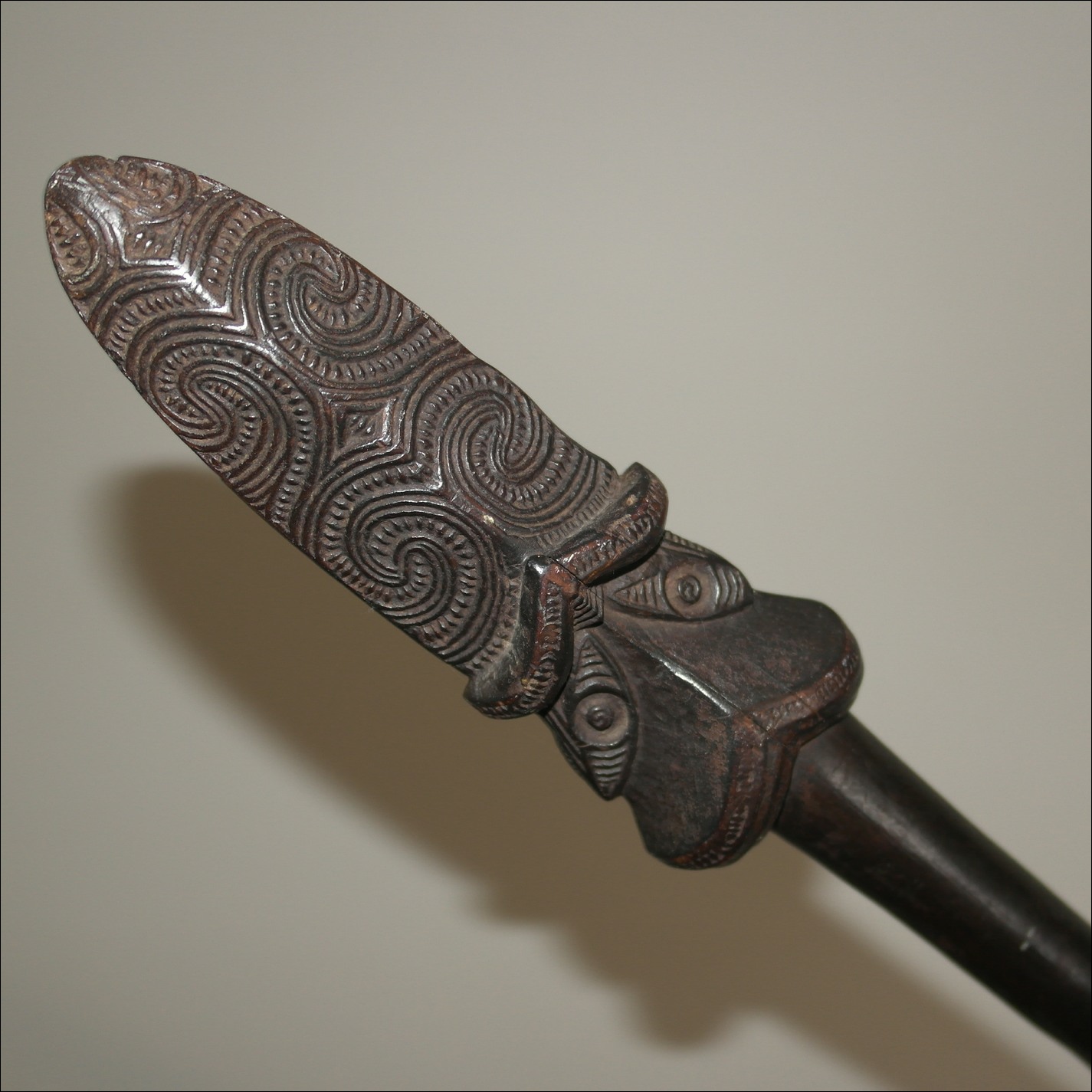 19th century Maori taiaha, Maori weapon, antique taiaha, antique Maori, Maori artifact, Maori club, 19th century Maori war club, Oceanic tribal art antiques and weapons gallery, Polynesian tribal art antiques and weapons gallery, Maori ethnographic tribal art antiques and weapons gallery, 19ème siècle Maoris massue de guerre, looking to buy tribal antiques art and weapons, buying Maori antiques, buying Maori clubs, artifacts and weapons, buying Maori antiques, buying Maori clubs and artifacts