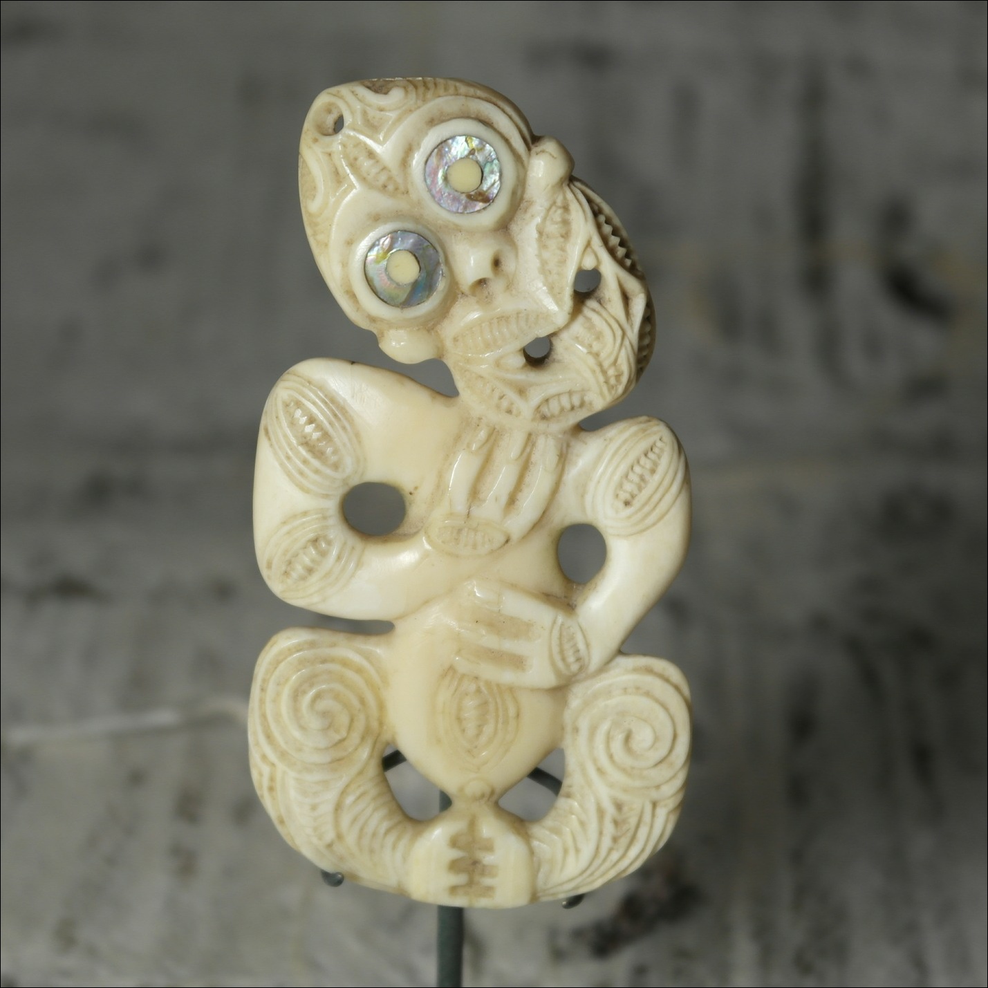 19th century Maori bone hei tiki, antique maori pendant, maori antique, maori antique, antique maori bone pendant, maori artifact, 19th century maori tiki, hei tiki, antuque maori, maori artifact, maori club, polynesian tribal art antiques and weapons gallery, oceanic tribal art antiques and weapons gallery, ethnographic tribal art antiques and weapons gallery, 19ème siècle Maoris massue de guerre, looking to buy tribal antiques art and weapons, buying Maori antiques, buying Maori clubs, artifacts and weapons, buying Maori antiques, buying Maori clubs and artifacts