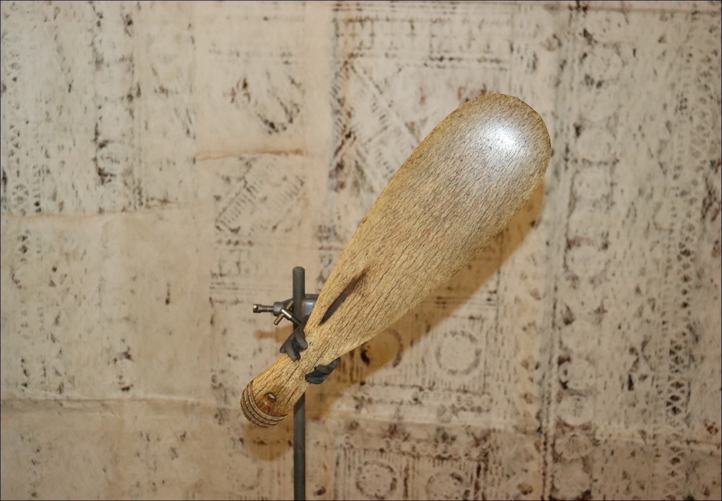 19th century Maori whalebone patu paraoa, 19th century Maori hand club patu, Maori whalebone club, Maori weapon, antique Maori whalebone patu paraoa, Maori artifact, Maori war club, antique Maori club, Oceanic tribal art antiques and weapons gallery, Polynesian tribal art antiques and weapons gallery, ethnographic tribal art antiques and weapons gallery, Maori war club, 19ème siècle Maoris massue de guerre, looking to buy tribal antiques art and weapons, buying Maori antiques, buying Maori clubs and artifacts