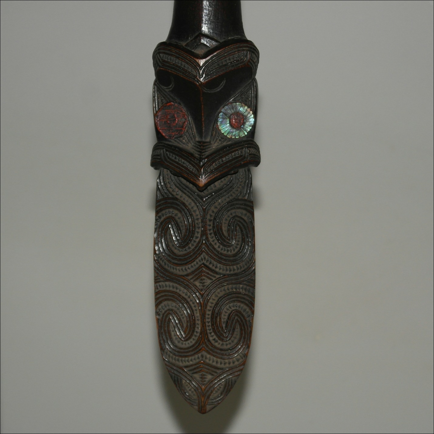 19th century Maori taiaha, Maori weapon, antique taiaha, antique Maori, Maori artifact, Maori club, 19th century Maori war club, Oceanic tribal art antiques and weapons gallery, Polynesian tribal art antiques and weapons gallery, Maori ethnographic tribal art antiques and weapons gallery, 19ème siècle Maoris massue de guerre, looking to buy tribal antiques art and weapons, buying Maori antiques, buying Maori clubs, artifacts and weapons, buying Maori antiques, buying Maori clubs and artifacts