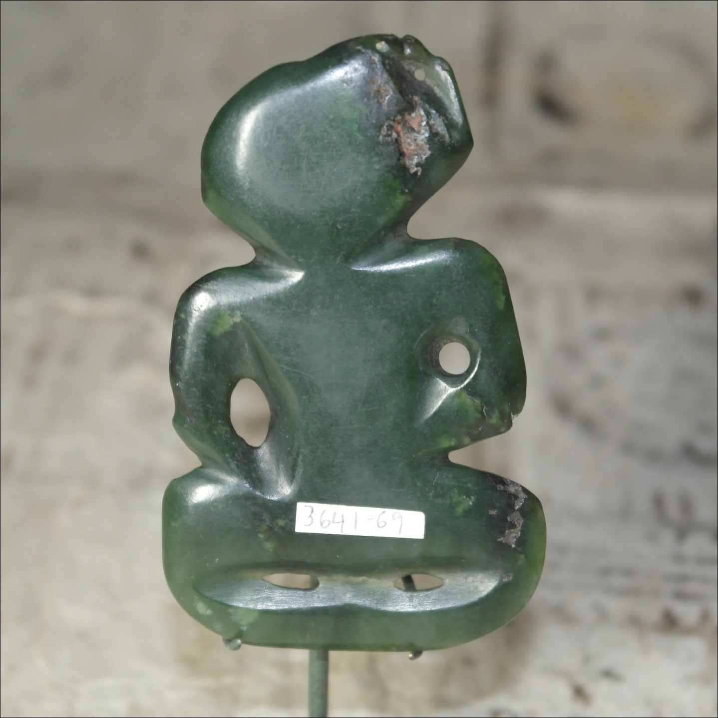 19th century Maori greenstone tiki, greenstone, antique maori pendant, nephrite, maori antique, maori antique, antique maori pounamu pendant, maori artifact, greenstone pekapeka, 19th century maori tiki, hei tiki, antuque maori, maori artifact, maori club, polynesian tribal art antiques and weapons gallery, oceanic tribal art antiques and weapons gallery, ethnographic tribal art antiques and weapons gallery, 19ème siècle Maoris massue de guerre