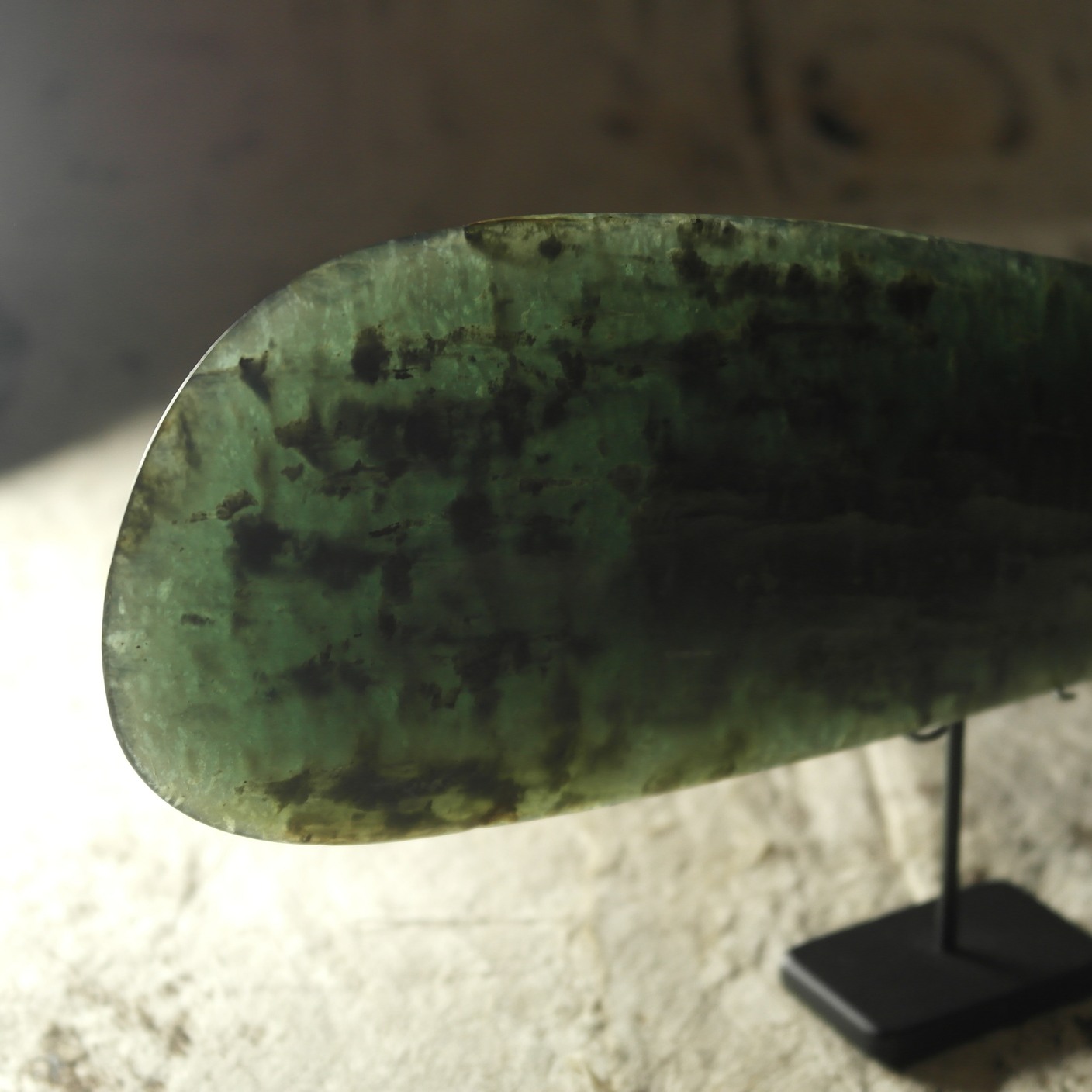 19th century Maori mere pounamu, 19th century Maori greenstone mere club, 19th century Maori weapon, 19th century Maori hand club, Maori antique war club, Polynesian weapon and antique, Oceanic art antiques and weapons, Maori war club, 19ème siècle Maoris massue de guerre, looking to buy tribal antiques art and weapons, buying Maori antiques, buying Maori clubs and artifactsweapons, buying Maori antiques, buying Maori clubs and artifacts