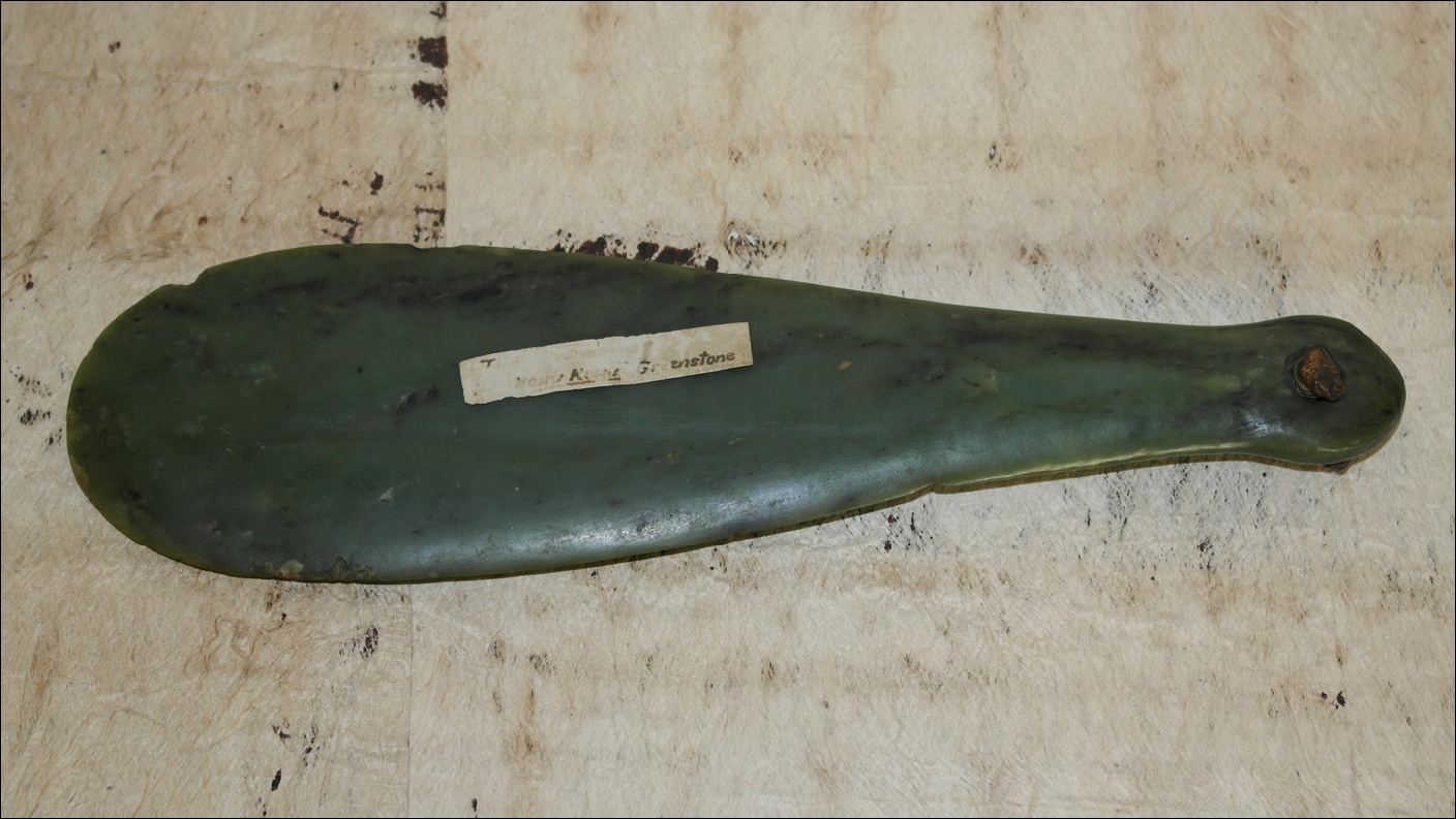 19th century Maori mere pounamu, 19th century Maori greenstone mere club, 19th century Maori weapon, Maori antique war club, Polynesian weapon and antique, Oceanic art antiques and weapons, Maori war club, 19ème siècle Maoris massue de guerre, looking to buy tribal antiques art and weapons, buying Maori antiques, buying Maori clubs and artifacts