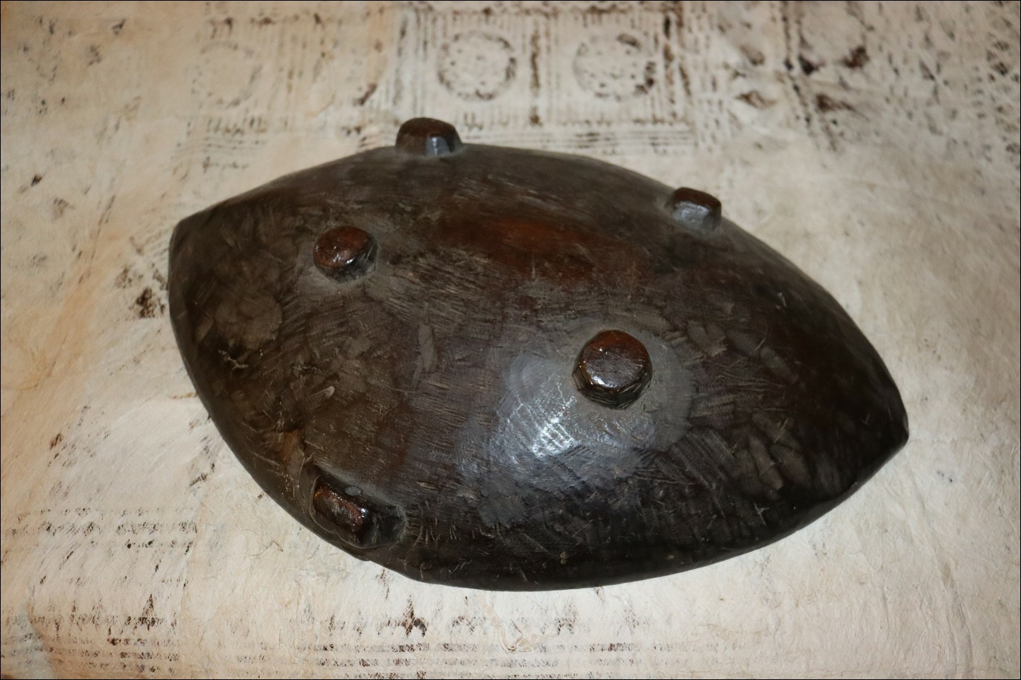 19th century Fijian kava bowl, Fijian ceremonial kava dish, Fijian antique, Fijian artifact, 19th century fijian artifact, Polynesian tribal art antiques and weapons gallery, Oceanic tribal art antiques and weapons gallery, ethnographic tribal art antiques and weapons gallery, 19ème siècle Fidji massue de guerre, looking to buy Fijian tribal antiques art and weapons, buying Fijian antiques, buying Fijian clubs artifacts and weapons, buying Fijian antiques