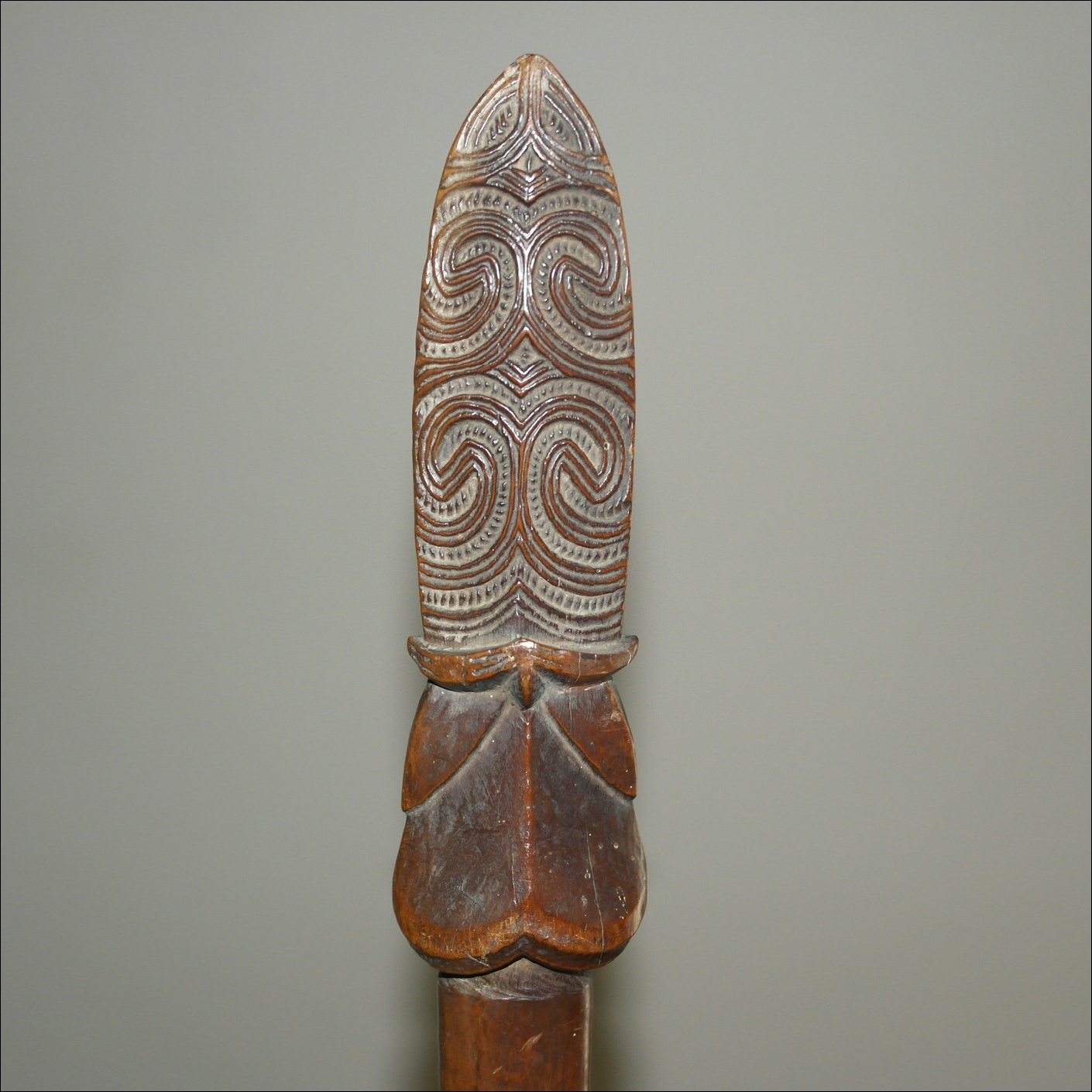 19th century Maori taiaha, Maori antique, Maori artifact, 19th century maori carving, 19th century Maori antique, 19th century Maori artifact, polynesian tribal art antiques and weapons gallery, oceanic tribal art antiques and weapons gallery, ethnographic tribal art antiques and weapons gallery, 19ème siècle Maoris massue de guerre, looking to buy tribal antiques art and weapons, buying Maori antiques, buying Maori clubs, artifacts and weapons, buying Maori antiques, buying Maori clubs and artifacts