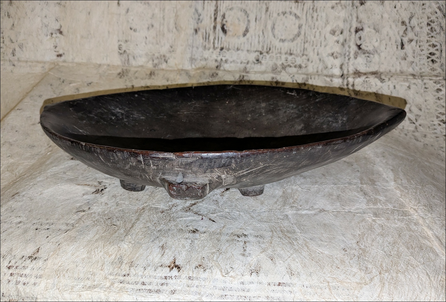 19th century Fijian kava bowl, Fijian ceremonial kava dish, Fijian antique, Fijian artifact, 19th century fijian artifact, Polynesian tribal art antiques and weapons gallery, Oceanic tribal art antiques and weapons gallery, ethnographic tribal art antiques and weapons gallery, 19ème siècle Fidji massue de guerre, looking to buy Fijian tribal antiques art and weapons, buying Fijian antiques, buying Fijian clubs artifacts and weapons, buying Fijian antiques