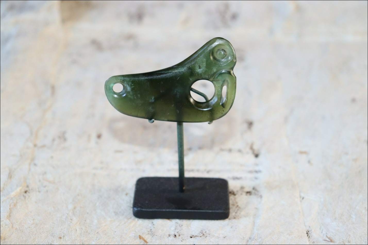 Maori greenstone kaka poria, Maori greenstone parrot ring, greenstone, antique maori pendant, nephrite, maori antique, maori antique, antique maori pounamu pendant, maori artifact, greenstone pekapeka, 19th century maori tiki, hei tiki, antuque maori, maori artifact, maori club, polynesian tribal art antiques and weapons gallery, oceanic tribal art antiques and weapons gallery, ethnographic tribal art antiques and weapons gallery, 19ème siècle Maoris massue de guerre, looking to buy tribal antiques art and weapons, buying Maori antiques, buying Maori clubs, artifacts and weapons, buying Maori antiques, buying Maori clubs and artifacts