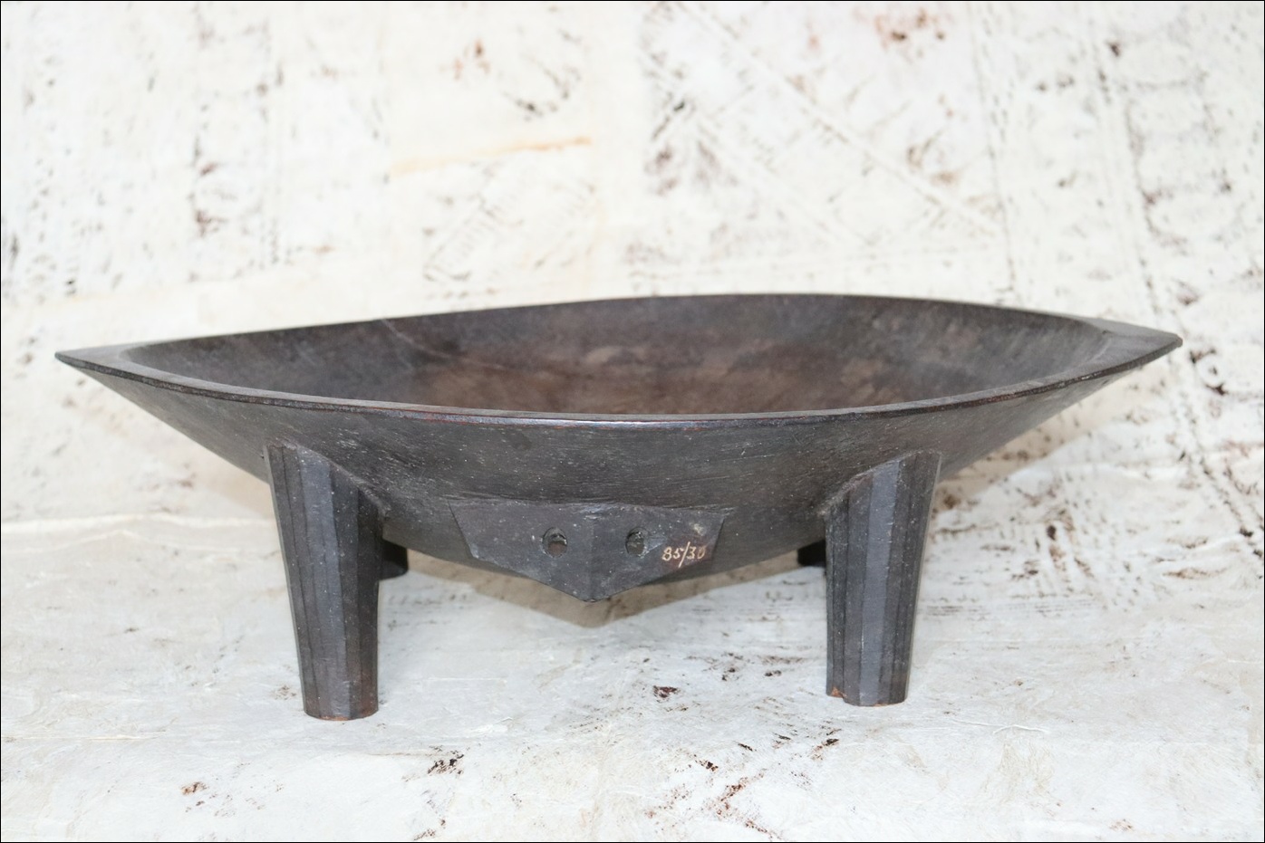 19th century Fijian kava bowl, Fijian ceremonial kava dish, Fijian antique, Fijian artifact, 19th century fijian artifact, Polynesian tribal art antiques and weapons gallery, Oceanic tribal art antiques and weapons gallery, ethnographic tribal art antiques and weapons gallery, 19ème siècle Fidji massue de guerre, looking to buy Fijian tribal antiques art and weapons, buying Fijian antiques, buying Fijian clubs artifacts and weapons, buying Fijian antiques