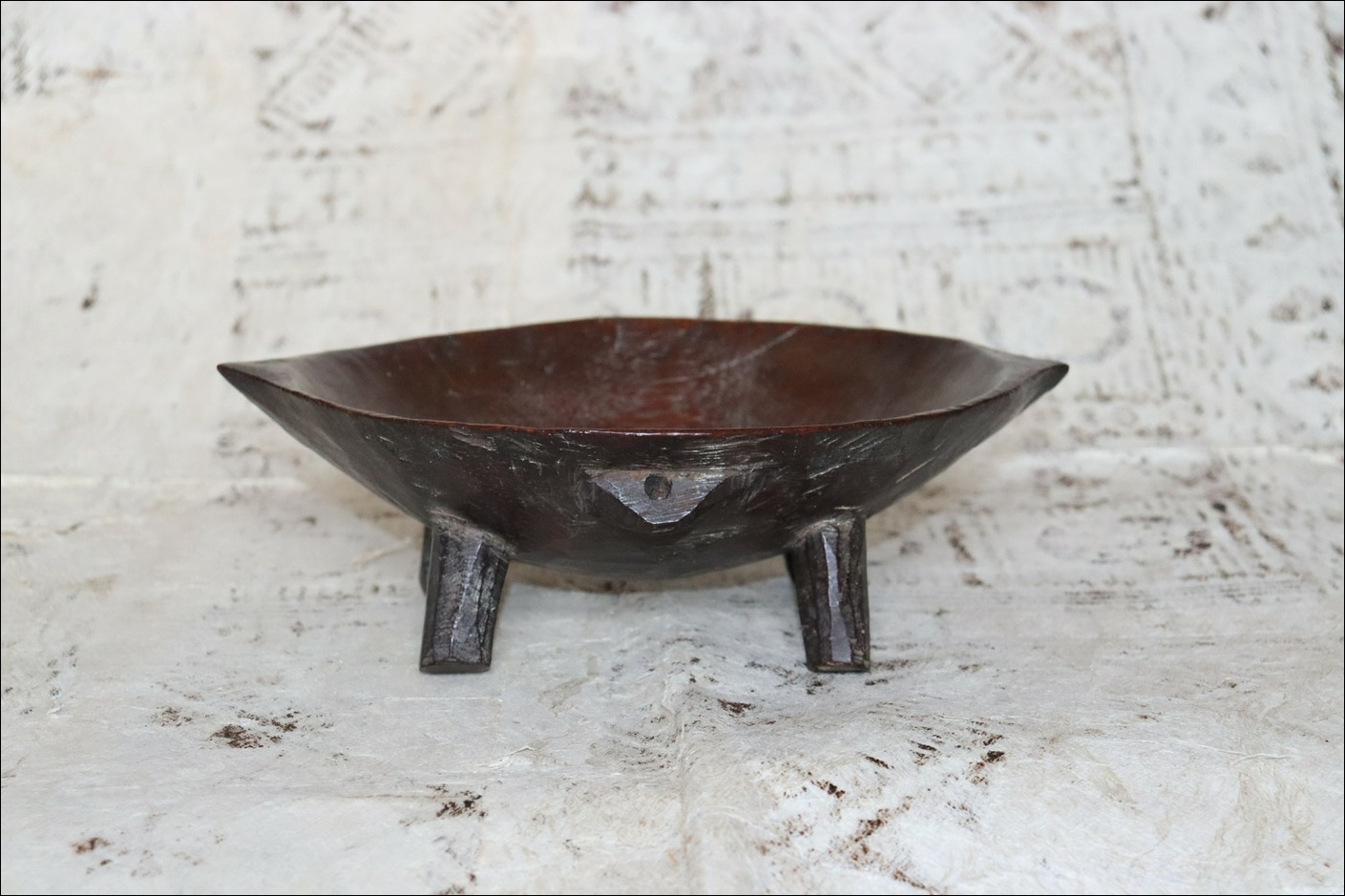 19th century Fijian kava bowl, Fijian ceremonial kava dish, Fijian antique, Fijian artifact, 19th century fijian artifact, Polynesian tribal art antiques and weapons gallery, Oceanic tribal art antiques and weapons gallery, ethnographic tribal art antiques and weapons gallery, 19ème siècle Fidji massue de guerre, looking to buy Fijian tribal antiques art and weapons, buying Fijian antiques, buying Fijian clubs artifacts and weapons, buying Fijian antiques