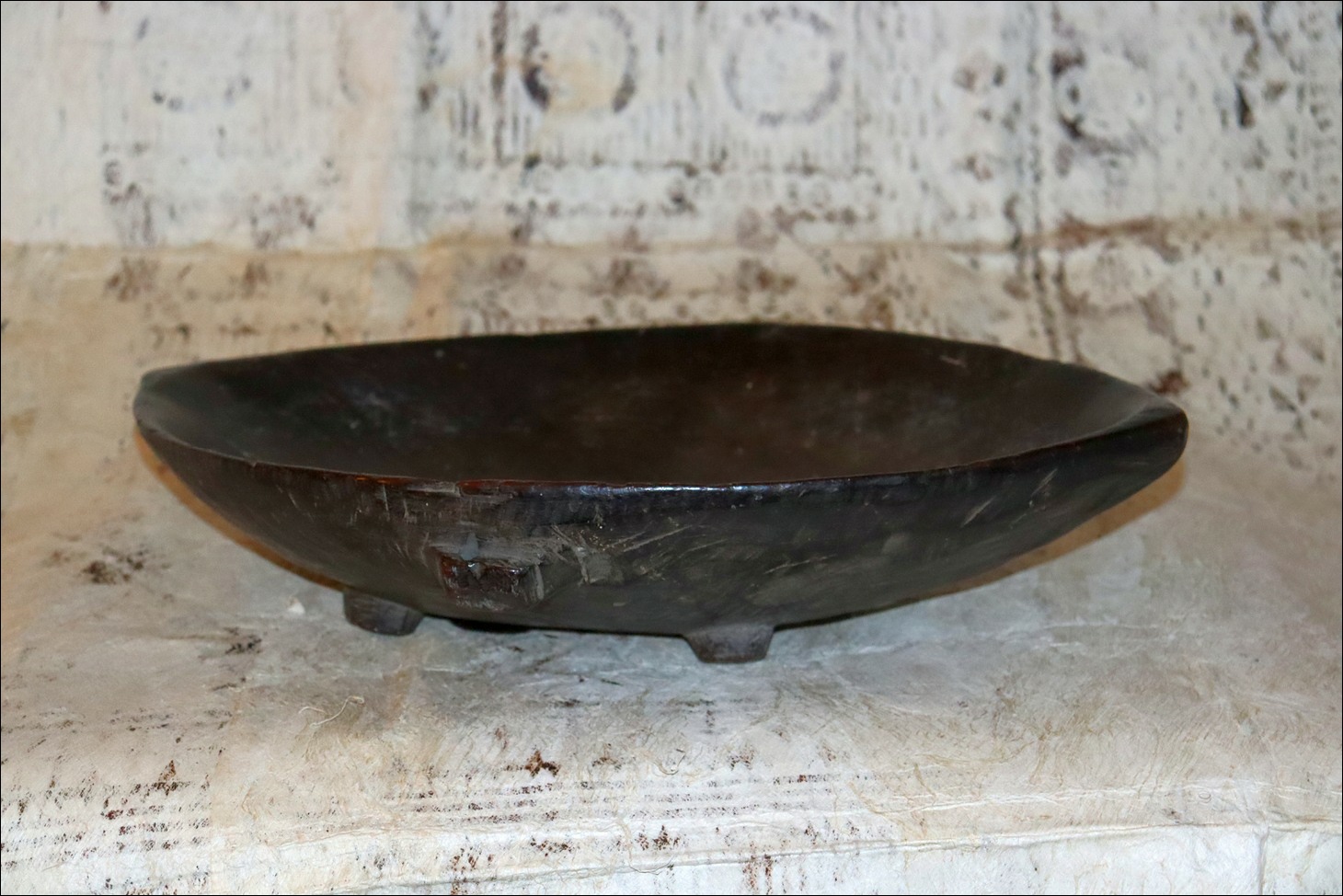 19th century Fijian kava bowl, Fijian ceremonial kava dish, Fijian antique, Fijian artifact, 19th century fijian artifact, Polynesian tribal art antiques and weapons gallery, Oceanic tribal art antiques and weapons gallery, ethnographic tribal art antiques and weapons gallery, 19ème siècle Fidji massue de guerre, looking to buy Fijian tribal antiques art and weapons, buying Fijian antiques, buying Fijian clubs artifacts and weapons, buying Fijian antiques