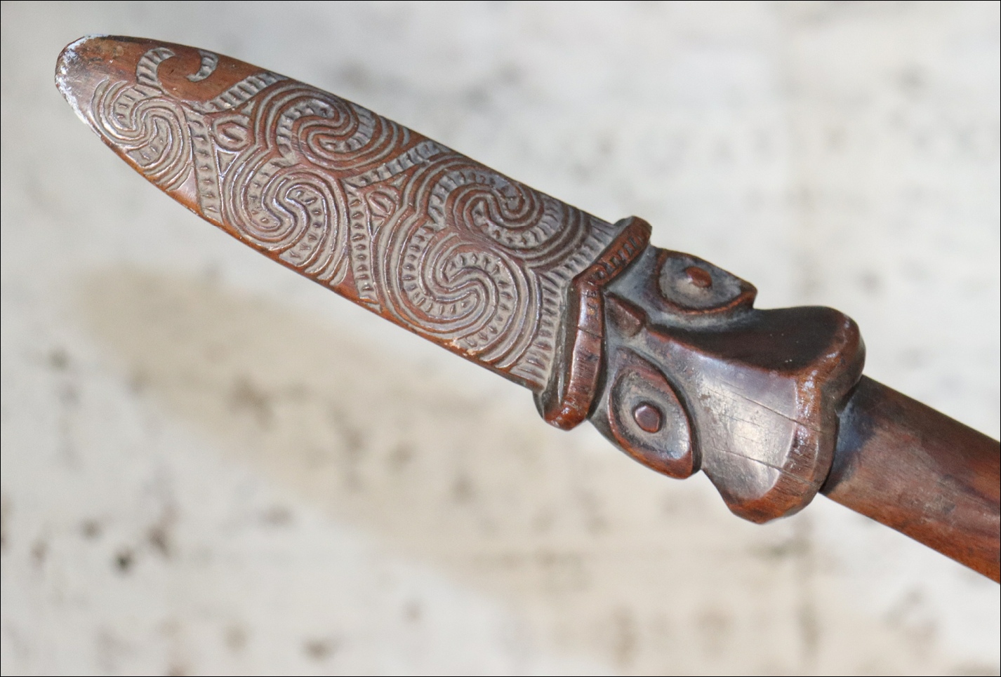 19th century Maori taiaha, Maori weapon, antique taiaha, antique Maori, Maori artifact, Maori club, 19th century Maori war club, Oceanic tribal art antiques and weapons gallery, Polynesian tribal art antiques and weapons gallery, Maori ethnographic tribal art antiques and weapons gallery, 19ème siècle Maoris massue de guerre, looking to buy tribal antiques art and weapons, buying Maori antiques, buying Maori clubs, artifacts and weapons, buying Maori antiques, buying Maori clubs and artifacts
