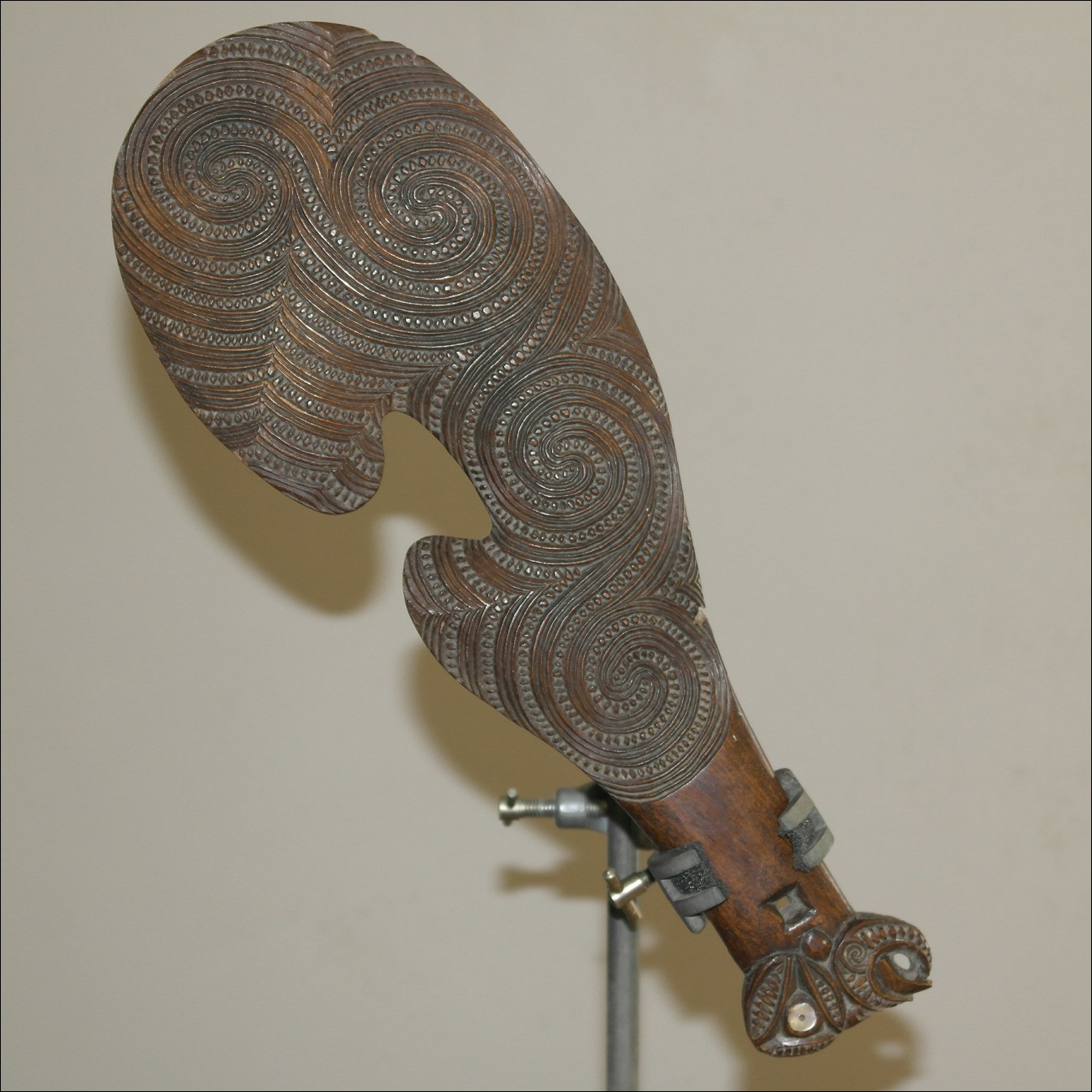 19th century maori wahaika hand club, 19th century Maori weapon, Maori antique club, Maori artifact, Polynesian weapons and antiques gallery, Oceanic art antiques and weapons, Maori war club, 19ème siècle Maoris massue de guerre, looking to buy tribal antiques art and weapons, buying Maori antiques, buying Maori clubs artifacts and weapons, buying Maori antiques, buying Maori clubs and artifacts