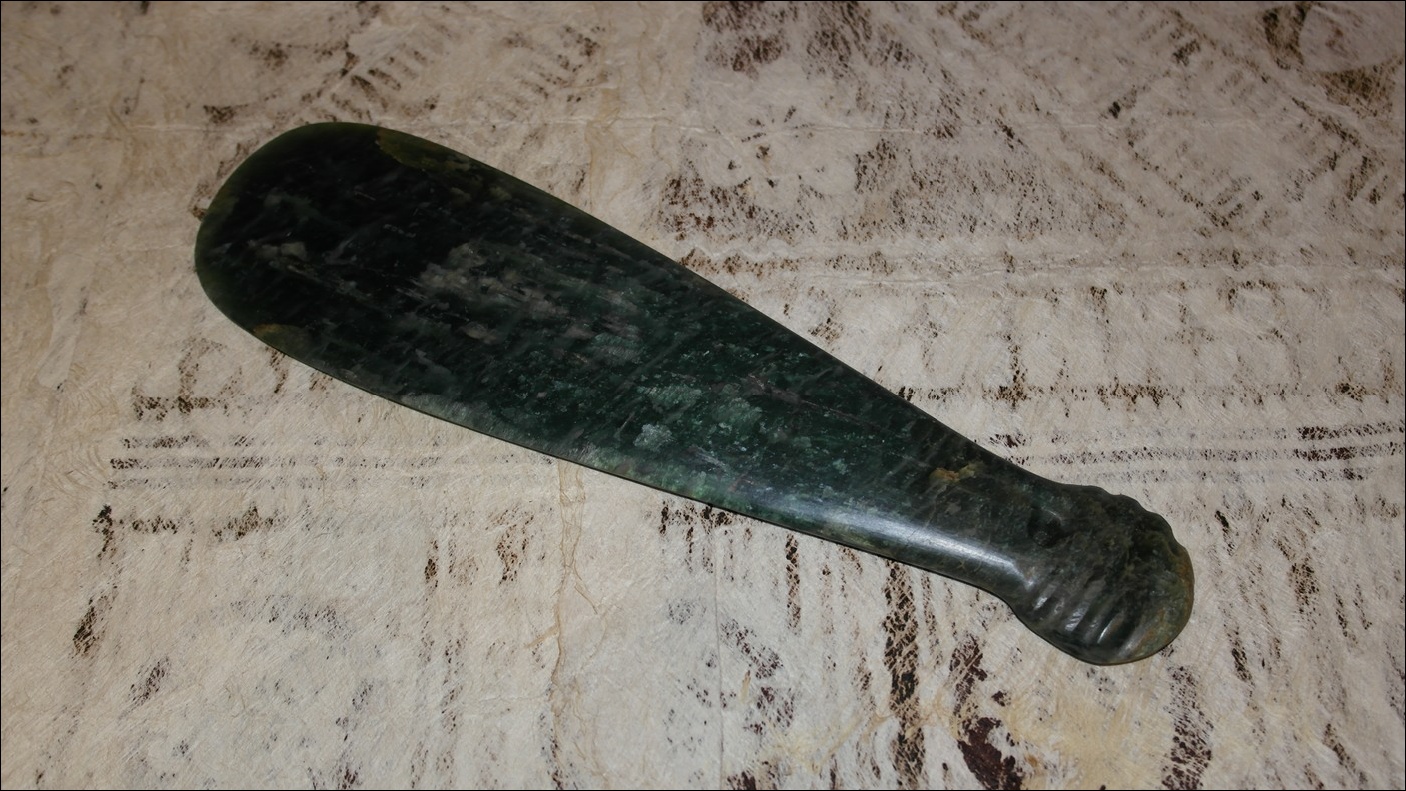 19th century Maori mere pounamu, 19th century Maori greenstone mere club, 19th century Maori weapon, 19th century Maori hand club, Maori antique war club, Polynesian weapon and antique, Oceanic art antiques and weapons, Maori war club, 19ème siècle Maoris massue de guerre, looking to buy tribal antiques art and weapons, buying Maori antiques, buying Maori clubs and artifactsweapons, buying Maori antiques, buying Maori clubs and artifacts