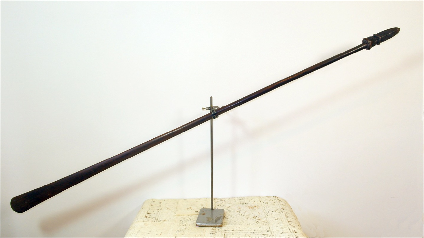 19th century Maori taiaha, Maori weapon, antique taiaha, antique Maori, Maori artifact, Maori club, 19th century Maori war club, Oceanic tribal art antiques and weapons gallery, Polynesian tribal art antiques and weapons gallery, Maori ethnographic tribal art antiques and weapons gallery, 19ème siècle Maoris massue de guerre, looking to buy tribal antiques art and weapons, buying Maori antiques, buying Maori clubs, artifacts and weapons, buying Maori antiques, buying Maori clubs and artifacts