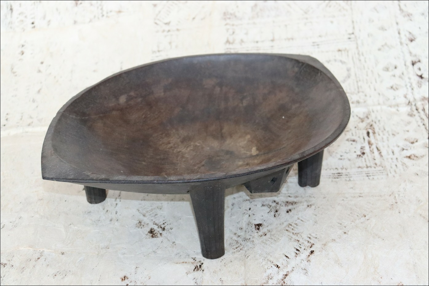 19th century Fijian kava bowl, Fijian ceremonial kava dish, Fijian antique, Fijian artifact, 19th century fijian artifact, Polynesian tribal art antiques and weapons gallery, Oceanic tribal art antiques and weapons gallery, ethnographic tribal art antiques and weapons gallery, 19ème siècle Fidji massue de guerre, looking to buy Fijian tribal antiques art and weapons, buying Fijian antiques, buying Fijian clubs artifacts and weapons, buying Fijian antiques