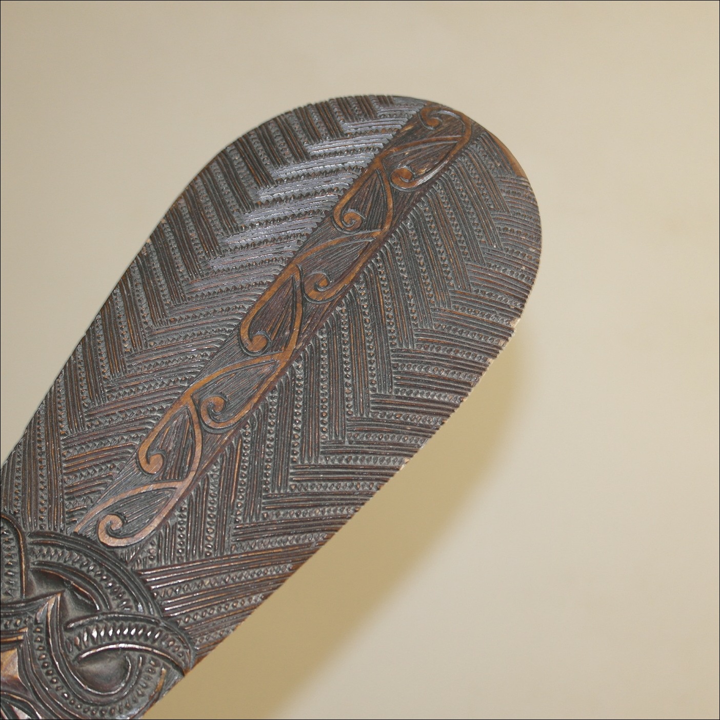 19th century patu hand club, 19th century Maori weapon, Maori antique club, Maori artifact, Polynesian weapons and antiques gallery, Oceanic art antiques and weapons, Maori war club, 19ème siècle Maoris massue de guerre, looking to buy tribal antiques art and weapons, buying Maori antiques, buying Maori clubs artifacts and weapons, buying Maori antiques, buying Maori clubs and artifacts