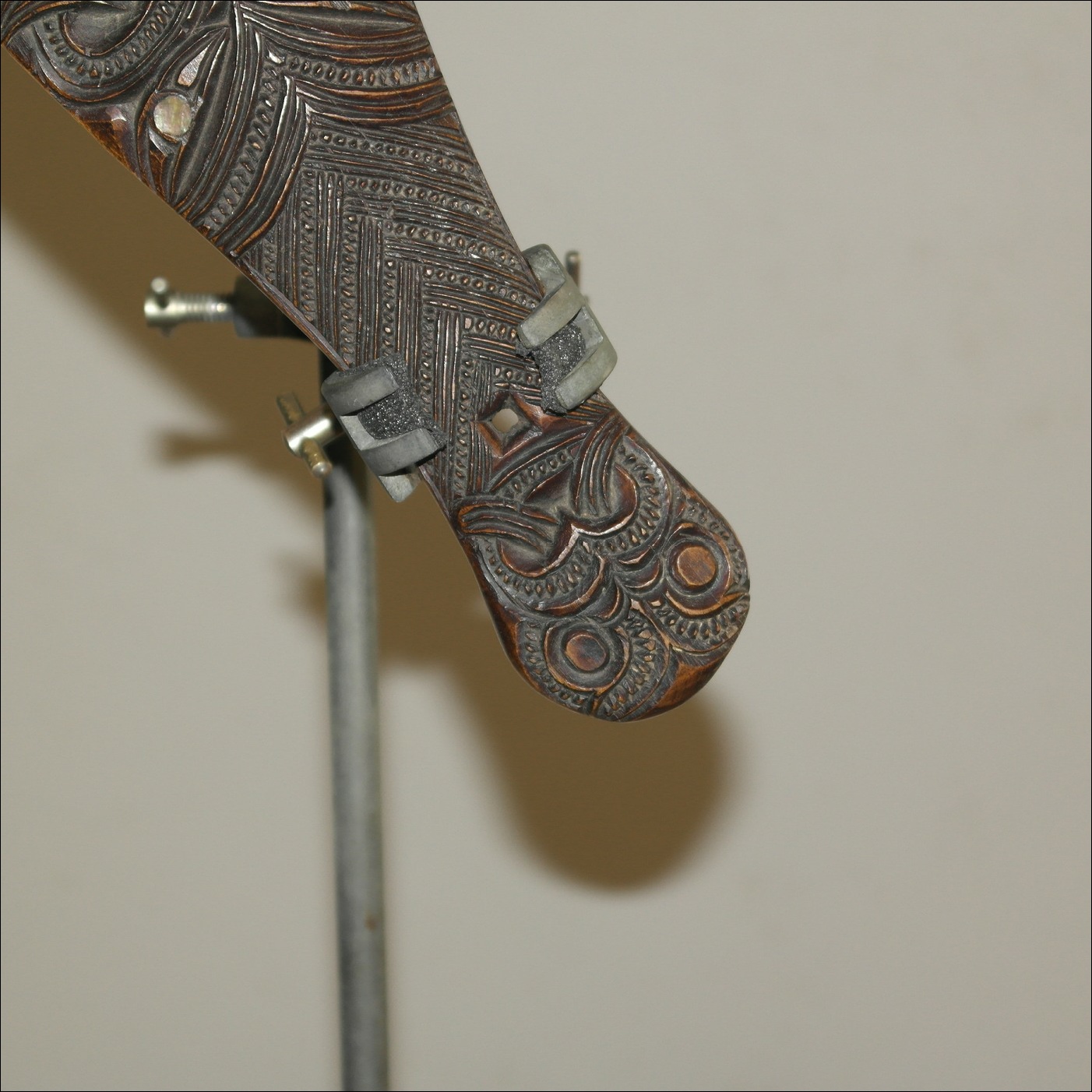 19th century patu hand club, 19th century Maori weapon, Maori antique club, Maori artifact, Polynesian weapons and antiques gallery, Oceanic art antiques and weapons, Maori war club, 19ème siècle Maoris massue de guerre, looking to buy tribal antiques art and weapons, buying Maori antiques, buying Maori clubs artifacts and weapons, buying Maori antiques, buying Maori clubs and artifacts