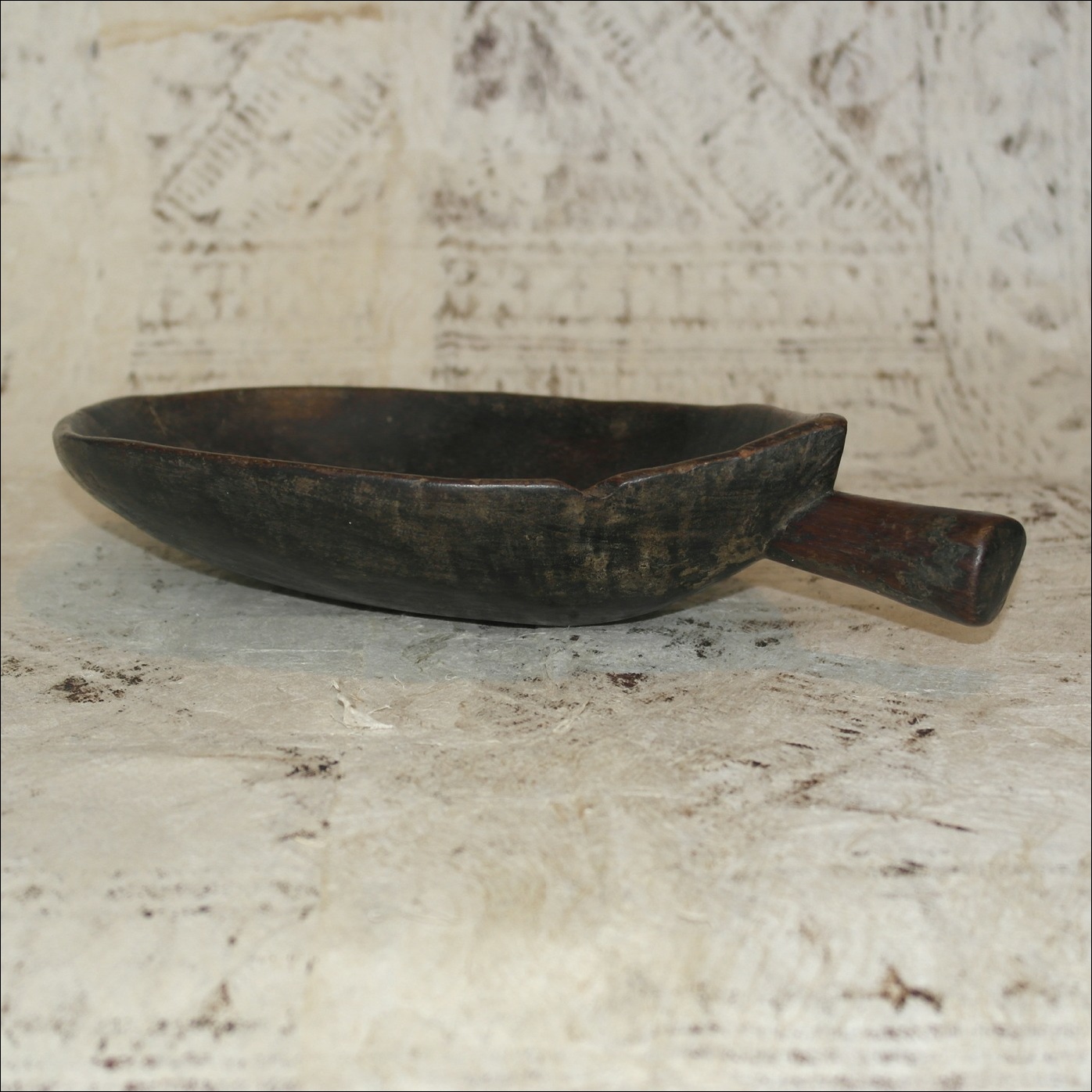 19th century Fijian kava bowl, Fijian ceremonial kava dish, Fijian antique, Fijian artifact, 19th century fijian artifact, Polynesian tribal art antiques and weapons gallery, Oceanic tribal art antiques and weapons gallery, ethnographic tribal art antiques and weapons gallery, 19ème siècle Fidji massue de guerre, looking to buy Fijian tribal antiques art and weapons, buying Fijian antiques, buying Fijian clubs artifacts and weapons, buying Fijian antiques