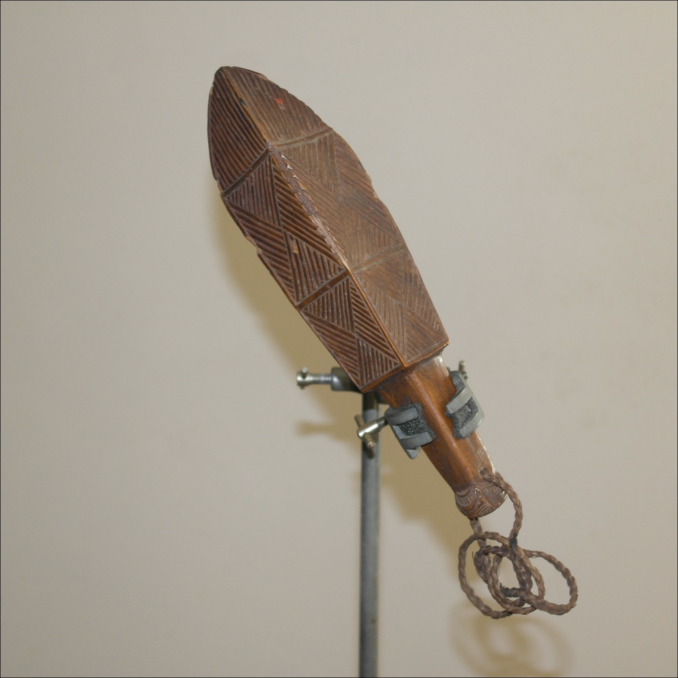 19th century Maori patuki hand club, 19th century Maori weapon, Maori antique club, Maori artifact, Polynesian weapons and antiques gallery, Oceanic art antiques and weapons, Maori war club, 19ème siècle Maoris massue de guerre, looking to buy tribal antiques art and weapons, buying Maori antiques, buying Maori clubs artifacts and weapons, buying Maori antiques, buying Maori clubs and artifacts