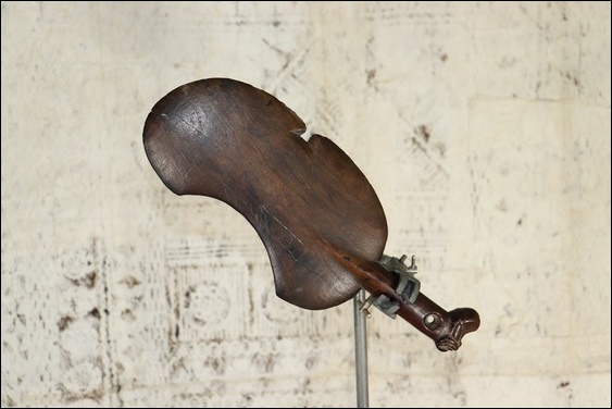 19th century kotiate hand club, 19th century Maori weapon, Maori antique club, Maori artifact, Polynesian weapons and antiques gallery, Oceanic art antiques and weapons, Maori war club, 19ème siècle Maoris massue de guerre, looking to buy tribal antiques art and weapons, buying Maori antiques, buying Maori clubs artifacts and weapons, buying Maori antiques, buying Maori clubs and artifacts