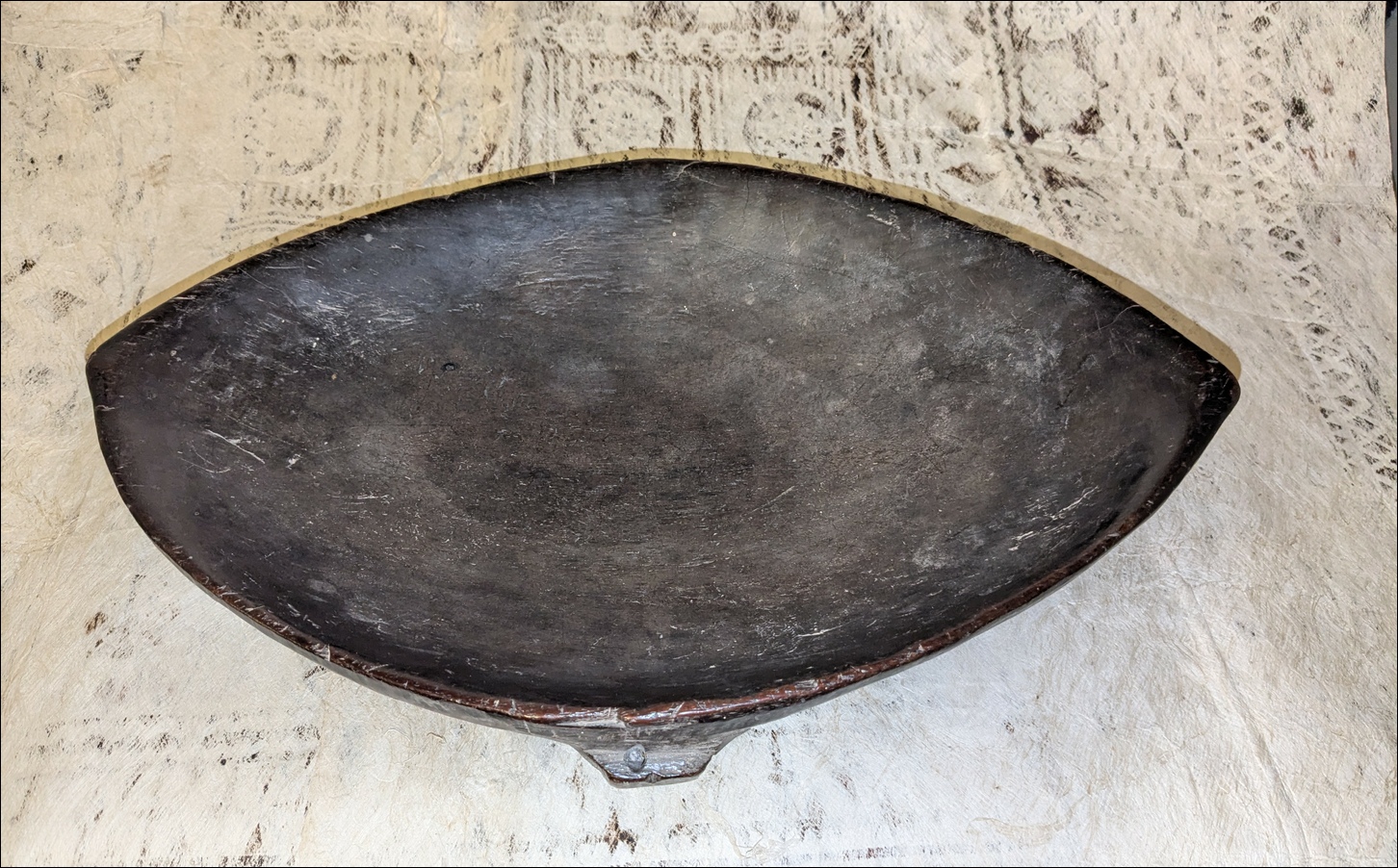 19th century Fijian kava bowl, Fijian ceremonial kava dish, Fijian antique, Fijian artifact, 19th century fijian artifact, Polynesian tribal art antiques and weapons gallery, Oceanic tribal art antiques and weapons gallery, ethnographic tribal art antiques and weapons gallery, 19ème siècle Fidji massue de guerre, looking to buy Fijian tribal antiques art and weapons, buying Fijian antiques, buying Fijian clubs artifacts and weapons, buying Fijian antiques